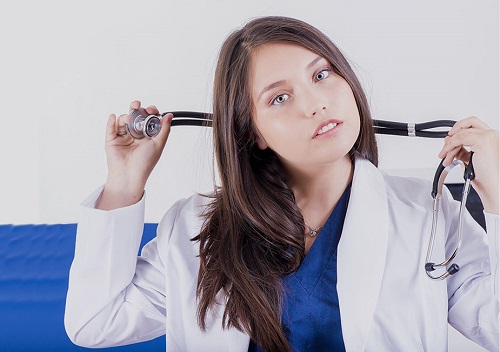 برای بی حسی انگشتان دست به چه دکتری مراجعه کنیم