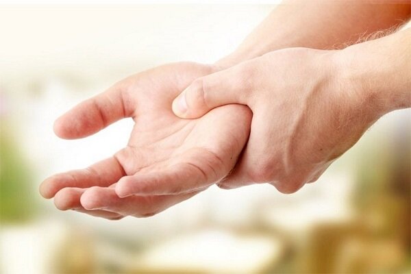 برای ورم دست و پا به چه دکتری مراجعه کنیم